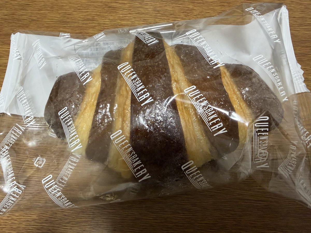 クイーンズ伊勢丹のバイカラークロワッサンを見かけると、このバイカラーの美しさに惹かれてつい買ってしまいます🥐
もちろんとても美味しいです。