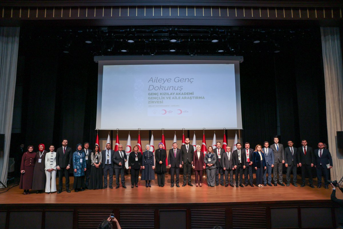 menovse's tweet photo. Genç Kızılay Akademi olarak; araştıran, üreten ve toplumsal faydayı önceleyen vizyonumuzla, ulusal ölçekte elde ettiğimiz bulguları ve politika önerilerimizi kamuoyuyla paylaştığımız Gençlik ve Aile Araştırma Zirvesi’ni Millet Kütüphanesi’nde gerçekleştirdik.

Aileye dair bir sözümüz, bir derdimiz vardı. Bu niyetle yola çıkarak Türkiye’nin 7 bölgesinden 70 genç arkadaşımızla, 7 farklı tema etrafında sahaya indik; aileleri dinledik, anlamaya çalıştık ve her bir görüşmeyi titizlikle not ettik. Yaklaşık bir yıl süren çalışmamızın ardından, sahadan elde ettiğimiz nitel ve nicel verileri bütüncül bir yaklaşımla değerlendirip uygulanabilir politika önerilerine dönüştürerek tüm bu birikimi Gençlik ve Aile Raporumuzda bir araya getirdik. Bu kıymetli çıktının, bir raporun ötesine geçerek anlamlı bir etki bırakmasını ve geniş bir yankı oluşturmasını temenni ediyoruz.

Aile kurumuna dair sorumluluğun, biz gençlerin gayretleri ile daha da anlam kazanacağına inanarak; programın inşasında emek gösteren kıymetli ekibimize, sahada birebir görüşmeler gerçekleştiren araştırmacı arkadaşlarımıza ve bizlere rehberlik eden değerli danışman ve mentör hocalarımıza gönülden teşekkür ederim.

Rabbim bu gayreti vatanımız, milletimiz ve gelecek nesiller için hayırlara vesile kılsın. 💌