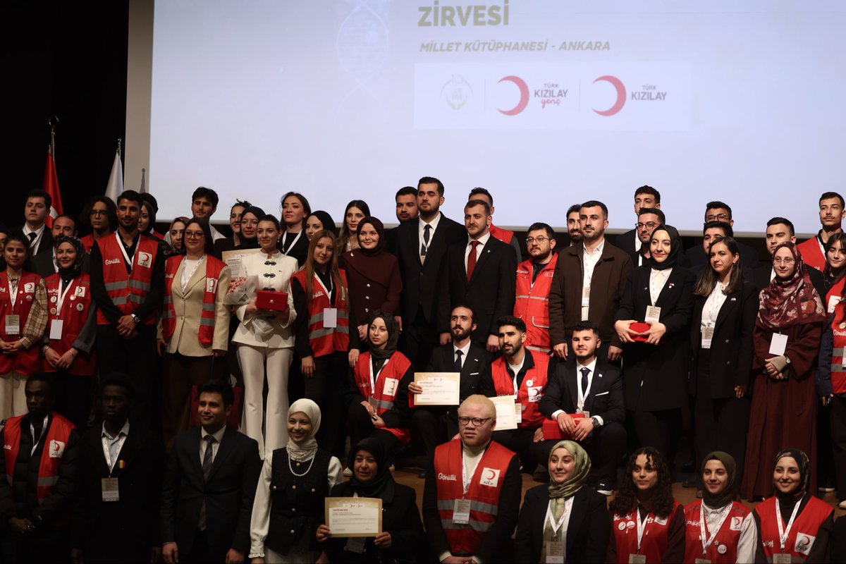 menovse's tweet photo. Genç Kızılay Akademi olarak; araştıran, üreten ve toplumsal faydayı önceleyen vizyonumuzla, ulusal ölçekte elde ettiğimiz bulguları ve politika önerilerimizi kamuoyuyla paylaştığımız Gençlik ve Aile Araştırma Zirvesi’ni Millet Kütüphanesi’nde gerçekleştirdik.

Aileye dair bir sözümüz, bir derdimiz vardı. Bu niyetle yola çıkarak Türkiye’nin 7 bölgesinden 70 genç arkadaşımızla, 7 farklı tema etrafında sahaya indik; aileleri dinledik, anlamaya çalıştık ve her bir görüşmeyi titizlikle not ettik. Yaklaşık bir yıl süren çalışmamızın ardından, sahadan elde ettiğimiz nitel ve nicel verileri bütüncül bir yaklaşımla değerlendirip uygulanabilir politika önerilerine dönüştürerek tüm bu birikimi Gençlik ve Aile Raporumuzda bir araya getirdik. Bu kıymetli çıktının, bir raporun ötesine geçerek anlamlı bir etki bırakmasını ve geniş bir yankı oluşturmasını temenni ediyoruz.

Aile kurumuna dair sorumluluğun, biz gençlerin gayretleri ile daha da anlam kazanacağına inanarak; programın inşasında emek gösteren kıymetli ekibimize, sahada birebir görüşmeler gerçekleştiren araştırmacı arkadaşlarımıza ve bizlere rehberlik eden değerli danışman ve mentör hocalarımıza gönülden teşekkür ederim.

Rabbim bu gayreti vatanımız, milletimiz ve gelecek nesiller için hayırlara vesile kılsın. 💌