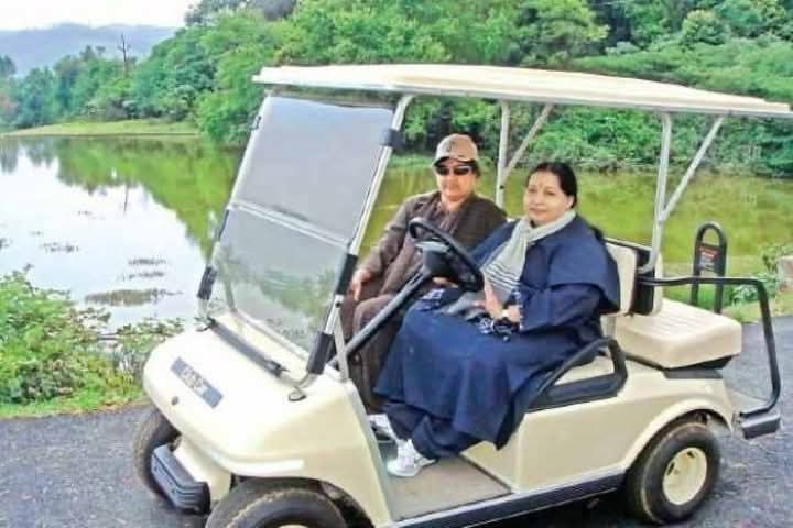 Dr_Poornima_BDS's tweet image. #திமுக தலைவர் கொடைக்கானலுக்கு போனதுக்கு பொங்கும்
திருமதி.@DrTamilisai4BJP அவர்களே...
நீங்கள் ஜெயலலிதா  போன போது இப்படி தான் கேள்வி கேட்டீர்களா?
ஊர்ல எவ்வளவு பிரச்சனை இருக்கு!
#LPG தட்டுப்பாடு!
ஆட்டோக்கள் கேஸ் இல்லாம ரோட்ல நிக்குது!
இதுக்கெல்லாம் பேச தைரியம் இருக்கா உங்களுக்கு..??