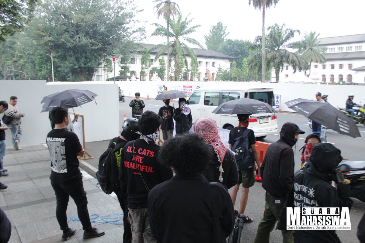 suaramahasiswa's tweet image. [Berita Foto]

Aksi Kamisan Bandung menggelar aksi bertajuk, "Antara Efisiensi &amp;amp; Urgensi Ala KDM" di depan Gedung Sate, Jl. Diponegoro No. 22, Kota Bandung, pada Kamis, (23/2). 

#aksikamisan #bandung