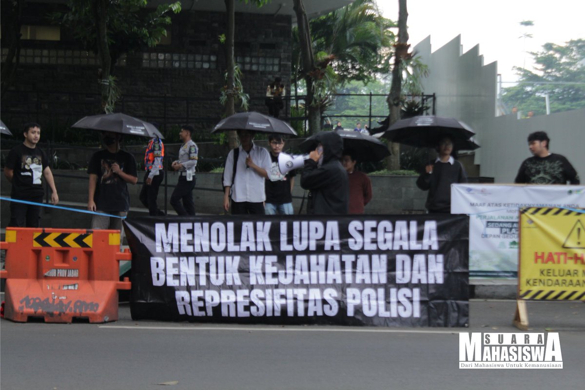 suaramahasiswa's tweet image. [Berita Foto]

Aksi Kamisan Bandung menggelar aksi bertajuk, "Antara Efisiensi &amp;amp; Urgensi Ala KDM" di depan Gedung Sate, Jl. Diponegoro No. 22, Kota Bandung, pada Kamis, (23/2). 

#aksikamisan #bandung