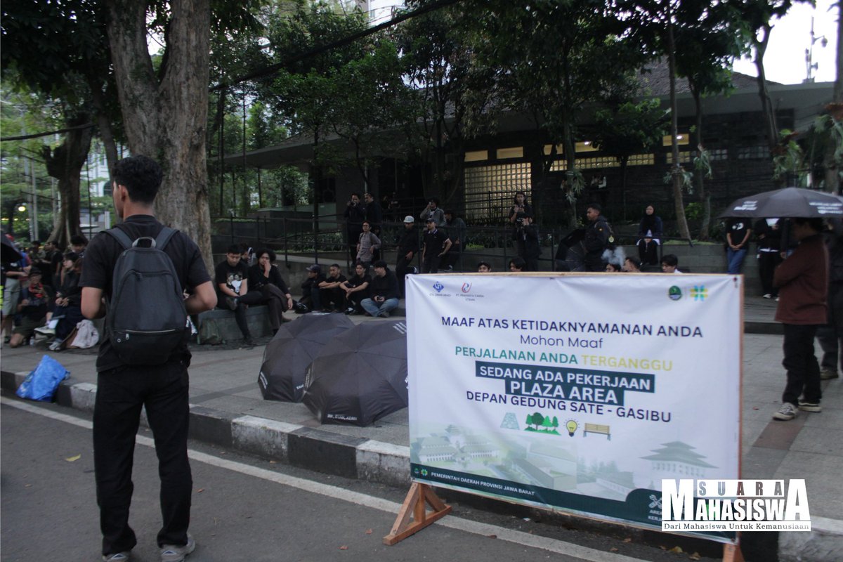 suaramahasiswa's tweet image. [Berita Foto]

Aksi Kamisan Bandung menggelar aksi bertajuk, "Antara Efisiensi &amp;amp; Urgensi Ala KDM" di depan Gedung Sate, Jl. Diponegoro No. 22, Kota Bandung, pada Kamis, (23/2). 

#aksikamisan #bandung