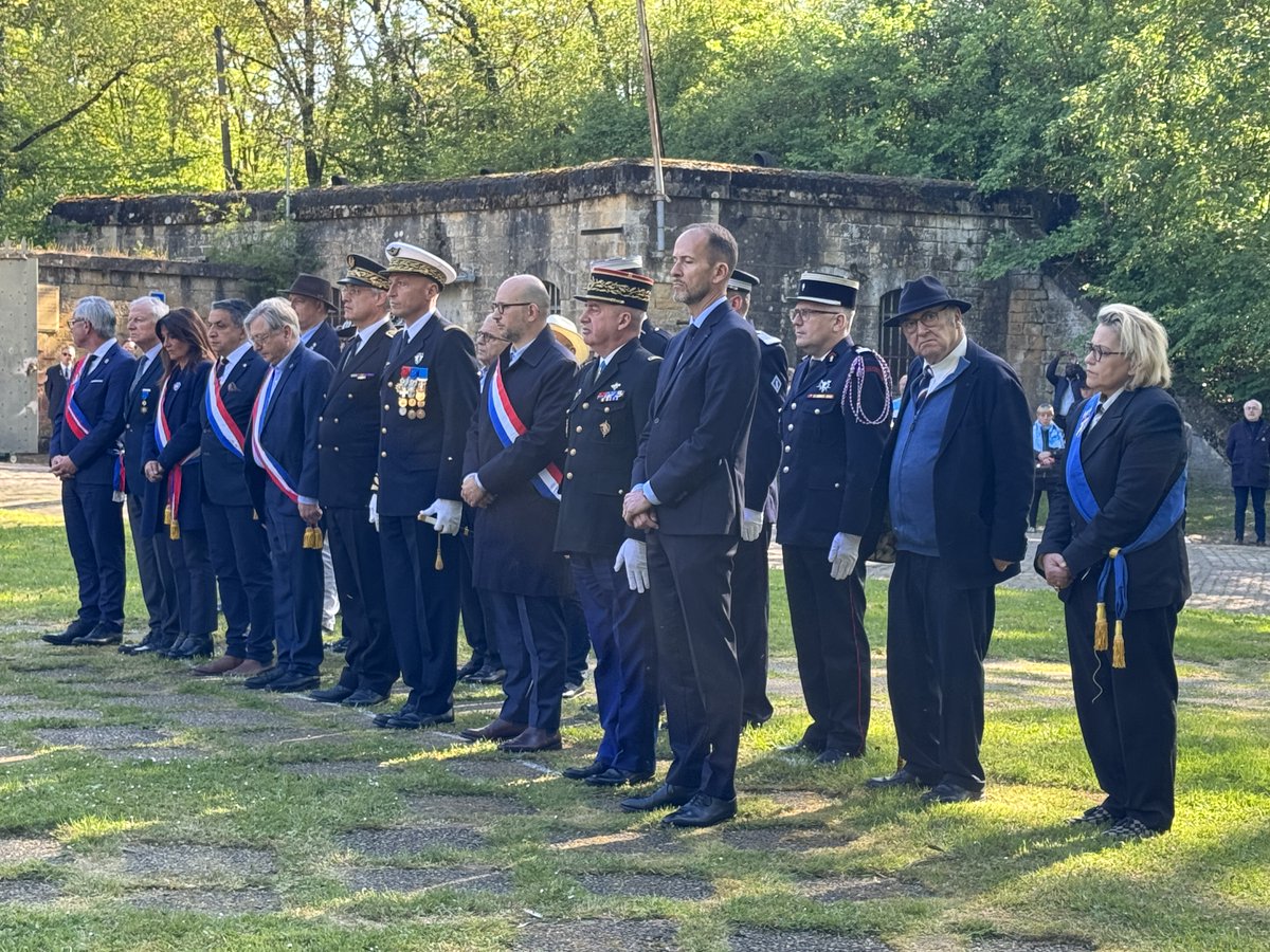 Prefet57's tweet image. #Mémoire 🇫🇷 | Recueillement au mémorial du fort de Queuleu à Metz en #souvenir des victimes et des héros de la #déportation

🕊 Jérôme Seguy, secrétaire général du Préfet de la Moselle, sous-préfet de #Metz, a présidé, aujourd'hui dimanche 26 avril, la cérémonie commémorative au