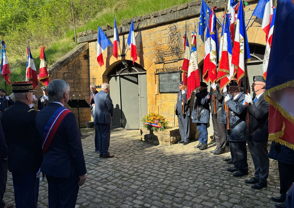 Prefet57's tweet image. #Mémoire 🇫🇷 | Recueillement au mémorial du fort de Queuleu à Metz en #souvenir des victimes et des héros de la #déportation

🕊 Jérôme Seguy, secrétaire général du Préfet de la Moselle, sous-préfet de #Metz, a présidé, aujourd'hui dimanche 26 avril, la cérémonie commémorative au