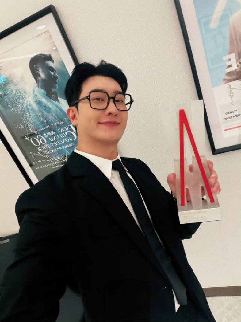 daily zhoumi 🍯 tweet media
