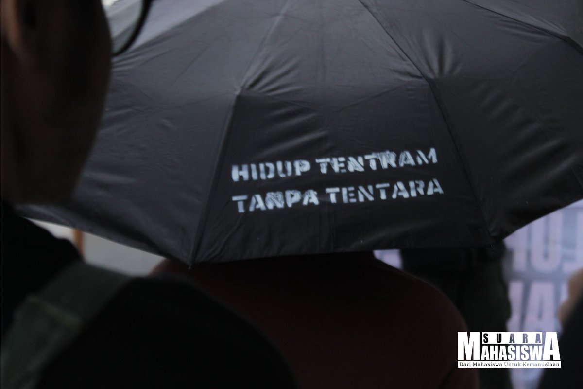 suaramahasiswa's tweet image. [Berita Foto]

Aksi Kamisan Bandung menggelar aksi bertajuk, "Antara Efisiensi &amp;amp; Urgensi Ala KDM" di depan Gedung Sate, Jl. Diponegoro No. 22, Kota Bandung, pada Kamis, (23/2). 

#aksikamisan #bandung