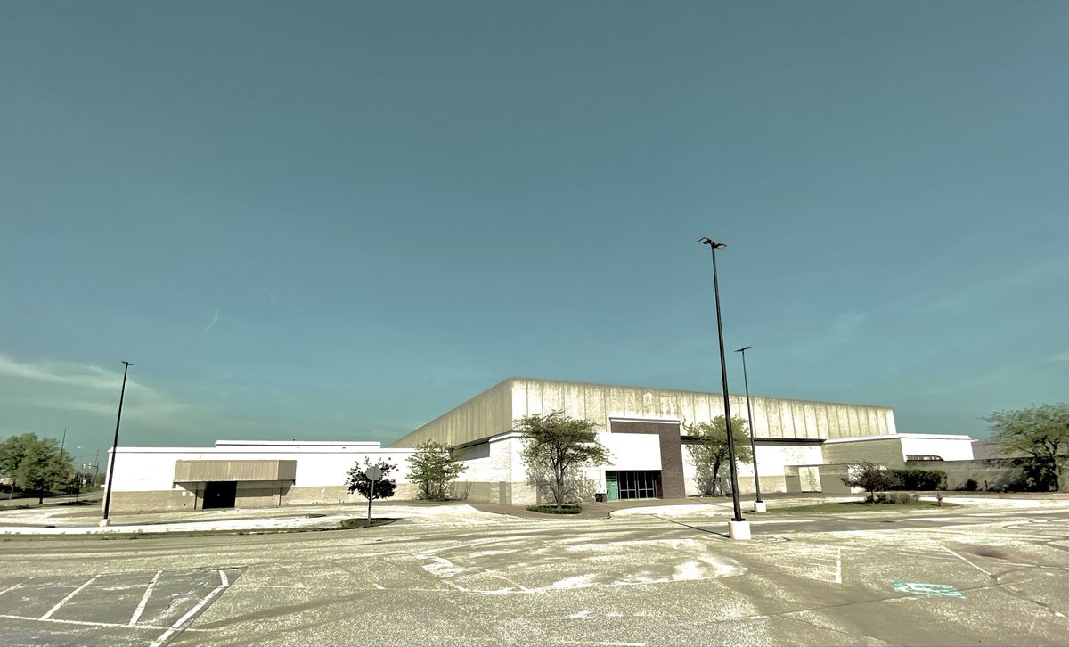 bridgetDginley's tweet image. Parmatown, 2025 . Once a thriving indoor mall I spent hours shopping, hanging by the fountain, food court or movie theater in the #eighties Did you ever go here ? what were your favorite places ? I liked the Merry Go around, Ups N Downs, Higbees.
#mall #ClevelandMalls #Parmatown