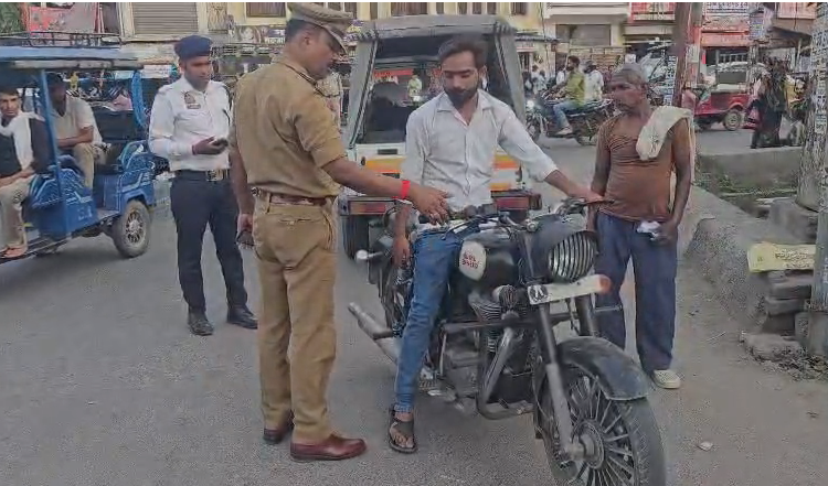 bstvlive's tweet image. मैनपुरी

➡ट्रैफ़िक पुलिस का वाहन चेकिंग अभियान 
➡115 वाहनों पर 4.25 लाख रुपए का जुर्माना 
➡कोतवाली क्षेत्र के भावतचौराहा पर अभियान

#Mainpuri #TrafficCampaign #UttarPradesh @uptrafficpolice