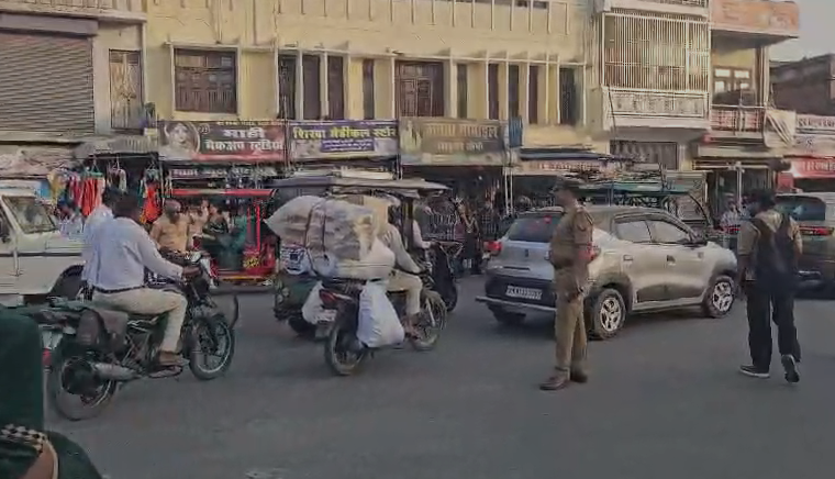 bstvlive's tweet image. मैनपुरी

➡ट्रैफ़िक पुलिस का वाहन चेकिंग अभियान 
➡115 वाहनों पर 4.25 लाख रुपए का जुर्माना 
➡कोतवाली क्षेत्र के भावतचौराहा पर अभियान

#Mainpuri #TrafficCampaign #UttarPradesh @uptrafficpolice