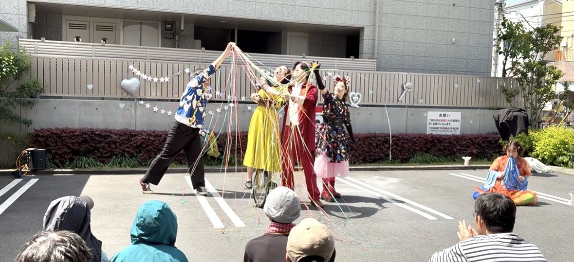 akubiga_utsuru_'s tweet photo. 高円寺びっくり大道芸、2日間終了しました！！！

ご来場いただき誠にありがとうございました🌟🧙

お客さんもスタッフの方もみんな笑顔で最高のお祭り🪅

来年も出られるようまだまだ私たちは頑張ります🏃‍♂️‍➡️💨

応援これからもよろしくお願いします！！！！ https://t.co/CFASS4jq2u
