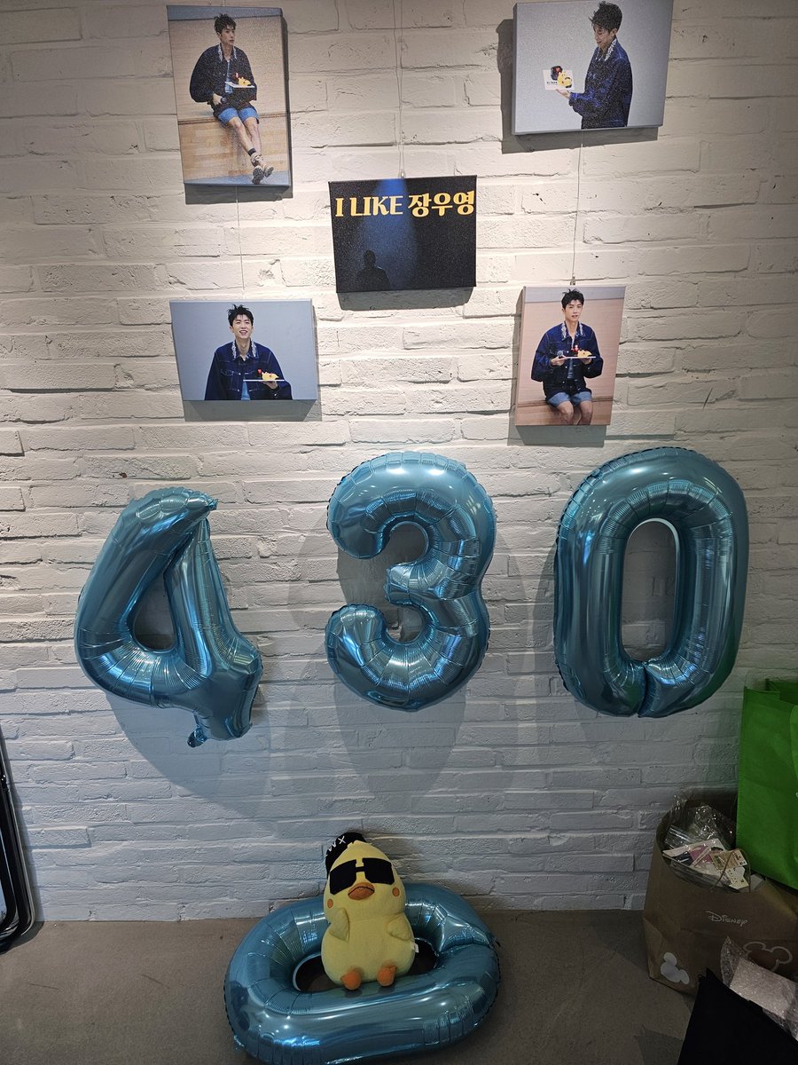 Woo_ri0's tweet photo. 선착 특전도 받고 스카프랑 슬로건들 구경도 하고 재밌는 컨셉도 너무 좋았어요 특별한 생카 열어주셔서 감사합니다😆

#Lazy_afternoon_맘이_가는_대로 https://t.co/7UpBTEP9K3