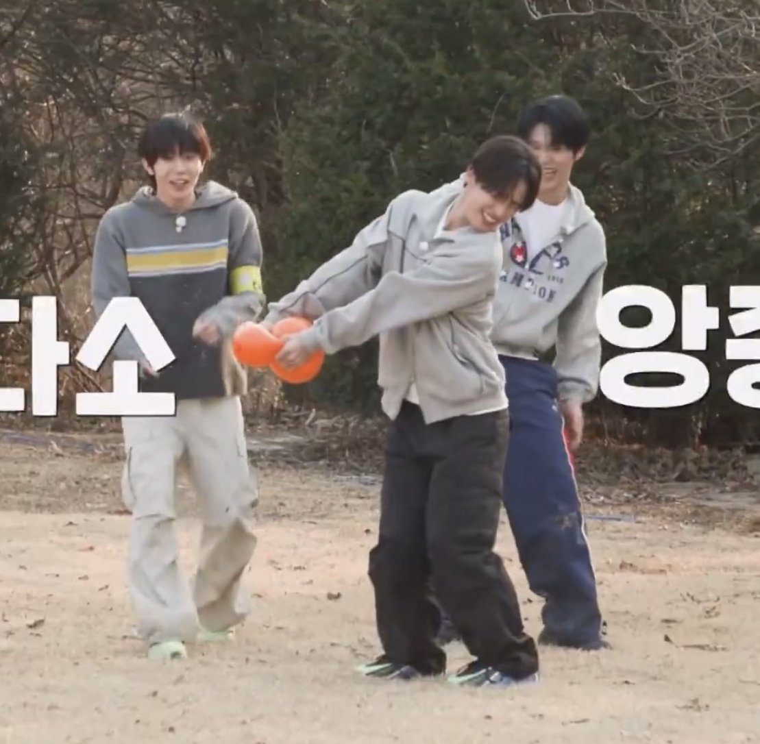 룸 tweet media