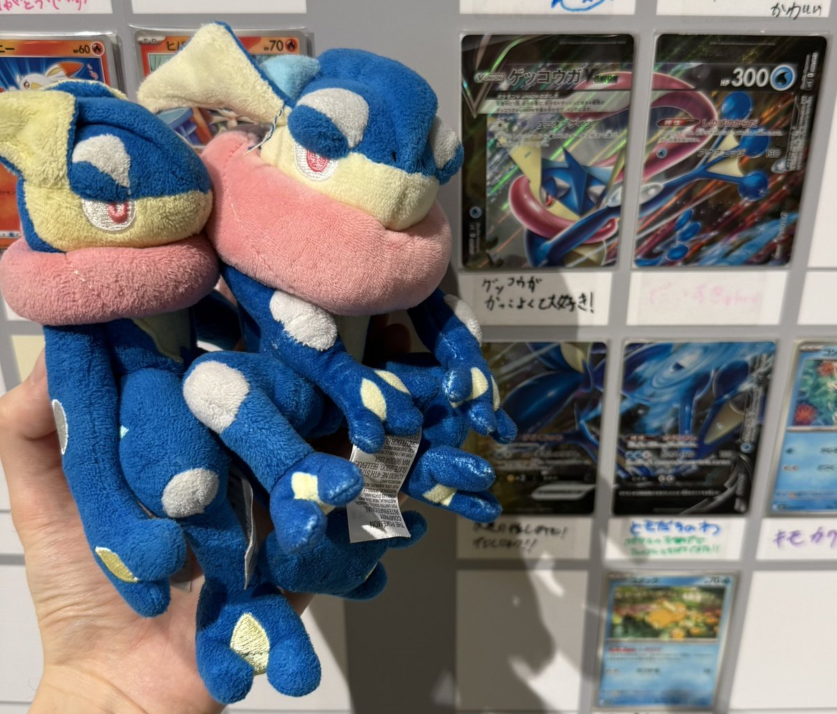 ポケカラウンジの寄贈1日1回なので、
本日は友達とゲッコウガV-UNION埋めてきました！
今回は同じポケモンもありなのでこういう貼り方できていいですね！