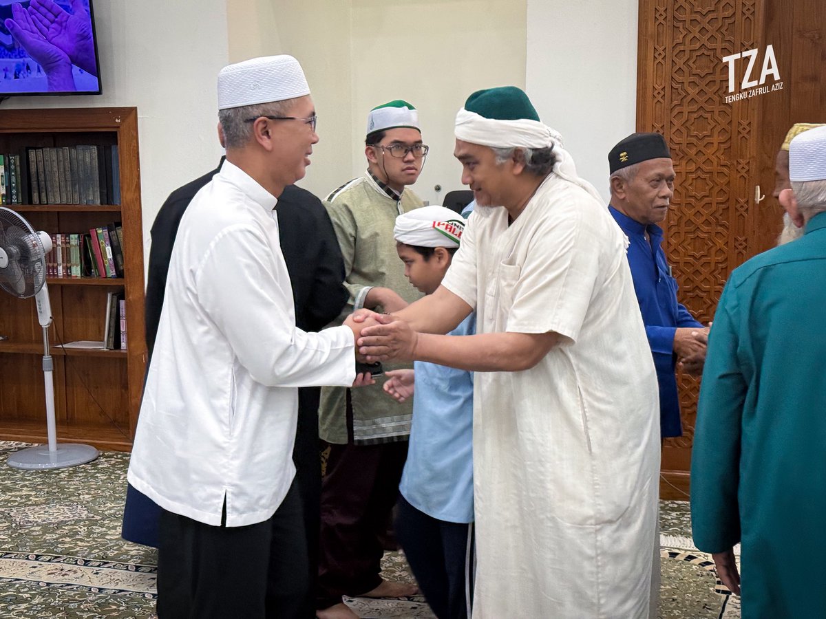 tzafrul_aziz's tweet image. Subuh di tempat lain biasanya dua tiga saf.
Tapi pagi ini di Masjid Al Mustaqim, ramai jemaah.

Inilah yang orang kata - Subuh macam Jumaat.

Walaupun Ramadan dan Syawal dah berlalu, masih ramai yang terus mengimarahkan masjid.

Semoga kekal, bukan bermusim.

#TZA