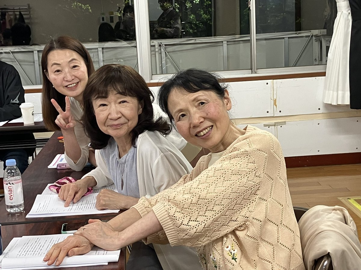 劇団ふぁんハウス第49回公演
「想い出の香里ヶ丘に夢が咲く」
稽古がスタートしました！

今日はいただいた台本を初見で読み合わせ。
まだ手探りですが、すでにそれぞれの個性が立ち上がってきていて、面白くなりそうな予感がします✨

ここからどんな作品に育っていくのか、今から楽しみです！