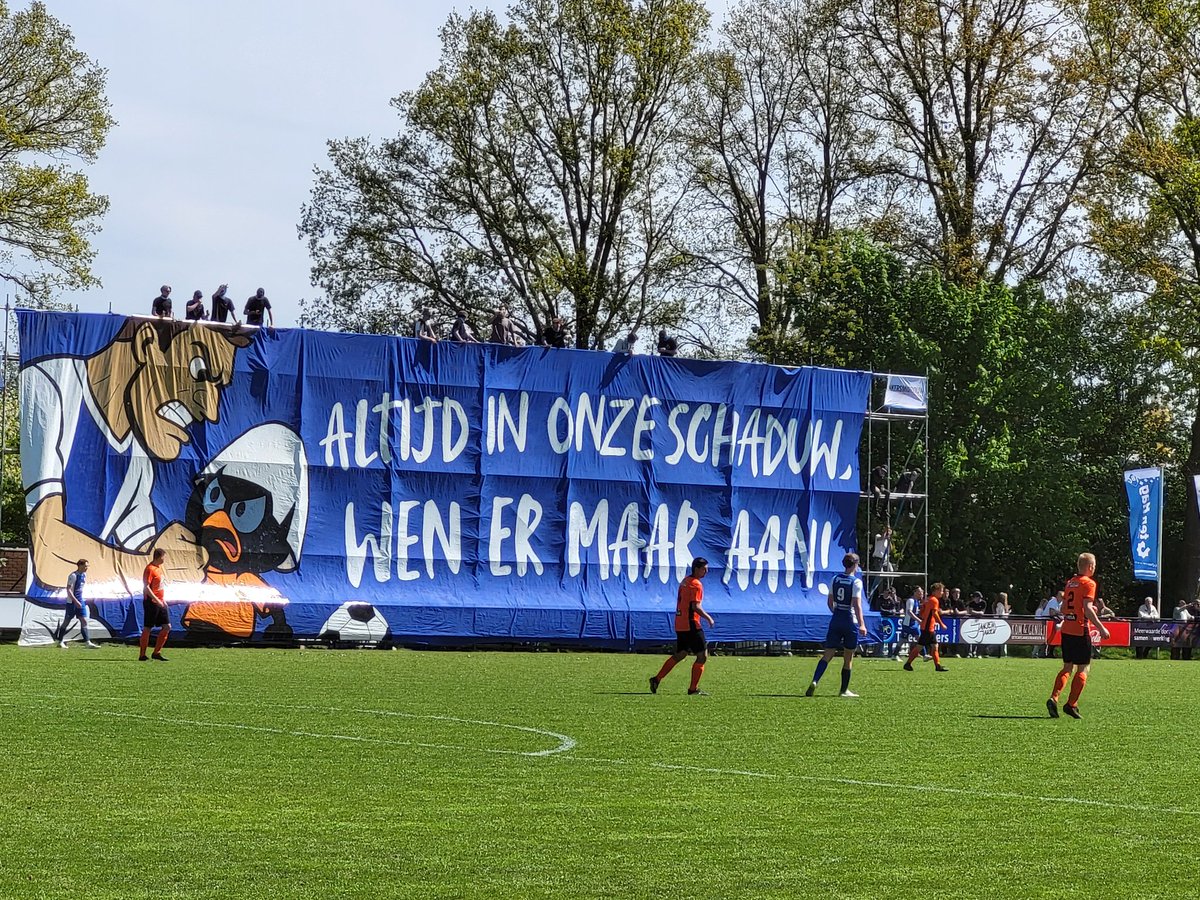 nielsvenus's tweet image. PAX Hengelo, dat vorige week al kampioen werd in de vierde klasse, wint de drukbezochte derby van SV Keijenburgse Boys met 1-0 ⚽️

Beide ploegen hadden mooie sfeeracties voorbereid 🧨

Sportpark 't Elderink, Hengelo 📍

#PAXHengelo #KeijenburgseBoys #Hengelo #groundhopping