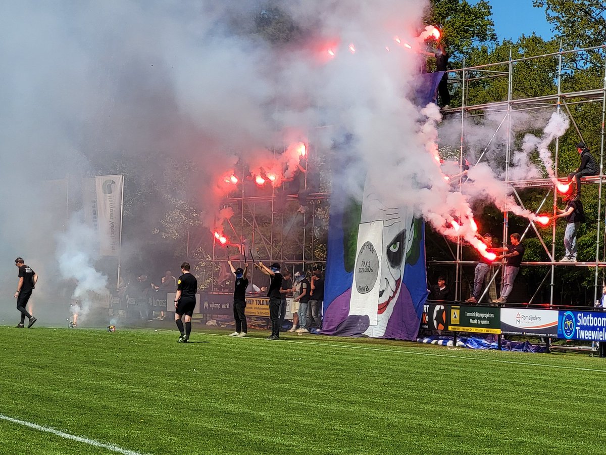nielsvenus's tweet image. PAX Hengelo, dat vorige week al kampioen werd in de vierde klasse, wint de drukbezochte derby van SV Keijenburgse Boys met 1-0 ⚽️

Beide ploegen hadden mooie sfeeracties voorbereid 🧨

Sportpark 't Elderink, Hengelo 📍

#PAXHengelo #KeijenburgseBoys #Hengelo #groundhopping