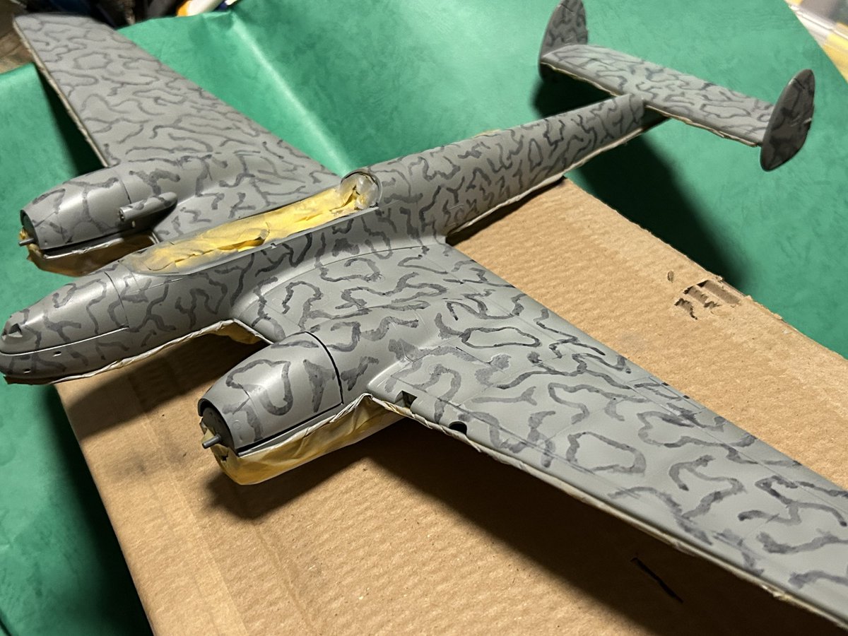 mack_tou21295's tweet photo. #レベル
#bf110
迷彩塗装、エナメルの薄めの灰色で下書き、塗装指示図に無い部分は同じ感じでアドリブで
0.3エアブラシ で濃い灰色で吹き始めたけど上手く細吹きできないので0.2にチェンジ、なんとか終わりました
デカールは少なめ、古いけどリキッドデカールを塗っておいたので無事貼れました https://t.co/3YmbAqRo1j