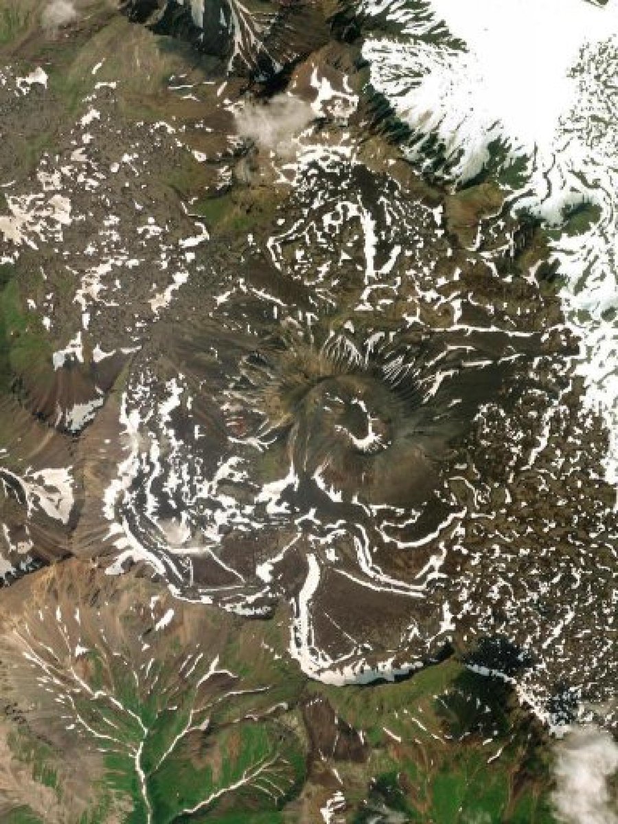 SatellitesGeo's tweet image. Tiny islands, big views! 🏝️ This spot is nestled in a chilly, wild corner of Asia. Any guesses? #Geography #SpaceView #TravelFromAbove