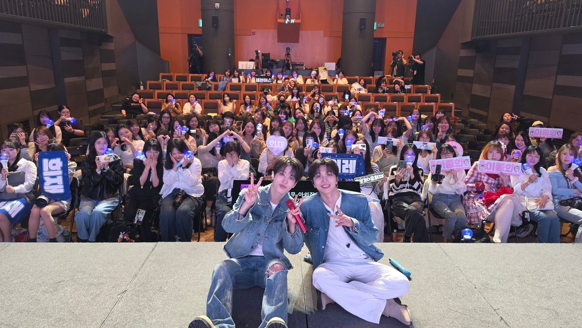 officialSEVENUS's tweet photo. [📸]

260426 Stay with US ENCORE

희아라 여러분!
저희 세븐어스의 Stay with US ENCORE에 
함께해 주셔서 진심으로 감사합니다.
작년 12월부터 올해 4월까지, 
희아라 여러분 덕분에 Stay with US 공연을
잘 마무리할 수 있었습니다.
지금까지 세븐어스라는 그룹에 날개를 달아주시고 
언제나 응원해 주신 그 마음, 
항상 소중하게 간직하고 있습니다.
앞으로도 세븐어스에게 응원의 날개를 
계속 달아주실 거죠?
여러분께서 세븐어스를 보고 싶어 해주신다면, 
저희는 언제든 희아라 여러분께 
달려갈 준비가 되어 있습니다. 🫡
Wonder land에서부터 시작해 
서로를 알아가던 순간들이 아직도 소중한 추억으로 남아 있습니다.
그 추억들이 want you back이라고 
말하고 싶을 만큼 그리워질 때도 있지만,
희아라 여러분과 세븐어스는 늘 그랬듯이
Pretty good한 순간들을 계속 만들어갈 거라고 믿습니다.
앞으로도 서로를 비추는 Mirror처럼 닮아가며,
Slomo처럼 천천히 더 많은 추억을 쌓아가고,
서로를 사랑해도 된다는 마음으로 
세븐어스 곁에 함께해 주실꺼죠?😊
Airplane mode처럼 잠시 쉬어가는 순간 속에서도
늘 희아라 여러분을 생각하겠습니다 ✈️💙
앞으로도 세븐어스 곁에 Stay with Us 해주세요 💙
지금까지 세븐어스였습니다! 희아라 사랑합니다 🫶🏻

#SEVENUS #세븐어스
#HEEJAE #희재 #IREAH #이레
#이제희재이레타임
#STAY_WITH_US