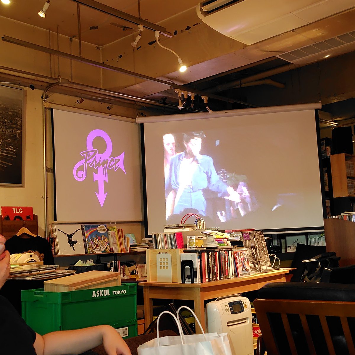 CherryMoon922's tweet image. 青山のカフェでPrinceの映像流して皆で見ませうというＸ見つけたの💜
なので駆けつけてみました
営業ではないので持ち込みでも注文もOK
レビューでバターチキンカレー美味しいらしいので
ラッシーと供にPRINCE映像楽しんでます💜💜💜
食後はラテ

＃PRINCE
＃Factory 
#カフェめしなのに美味
#渋谷