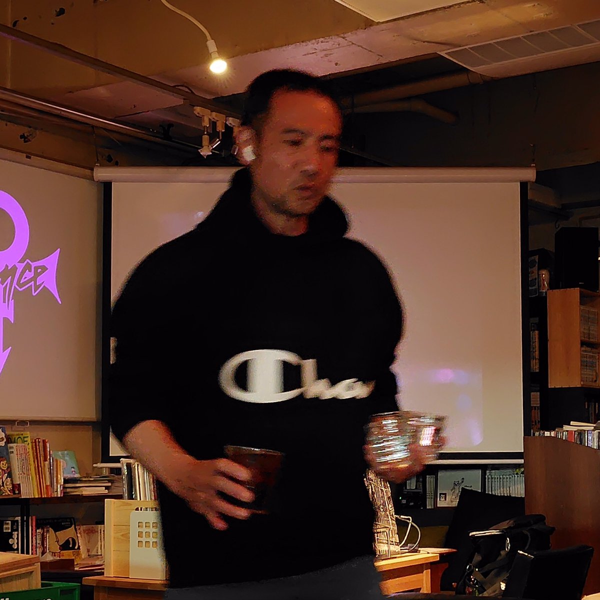 CherryMoon922's tweet image. 青山のカフェでPrinceの映像流して皆で見ませうというＸ見つけたの💜
なので駆けつけてみました
営業ではないので持ち込みでも注文もOK
レビューでバターチキンカレー美味しいらしいので
ラッシーと供にPRINCE映像楽しんでます💜💜💜
食後はラテ

＃PRINCE
＃Factory 
#カフェめしなのに美味
#渋谷