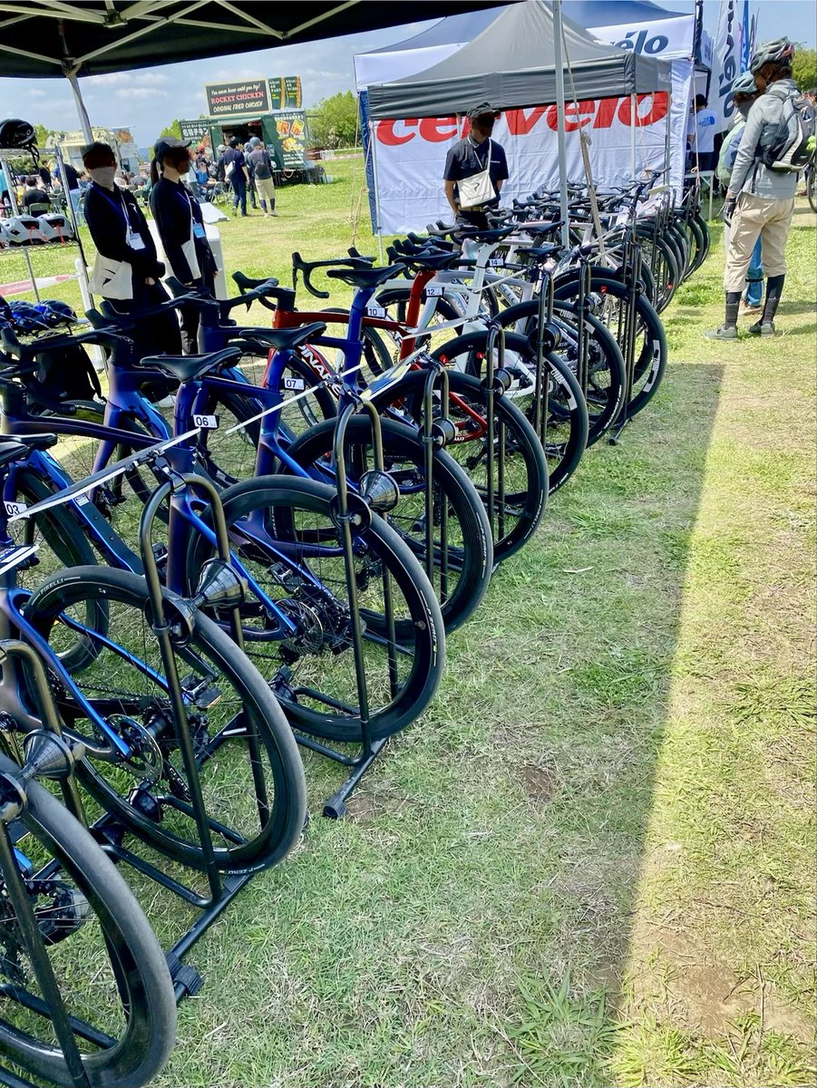 KajiKnight's tweet photo. 皆さん、久しぶりです。サイクルモード東京に行ってきました。今回はビッグサイトと海の森公園、二つの会場です。
海の森では、2.5kmの試乗コースがあり、天候にも恵まれ、とても楽しかったです。ビッグサイトでは、展示や物販、そして渡辺航先生のトークショーがありました。
#サイクルモード #自転車 https://t.co/retzcEsoeq