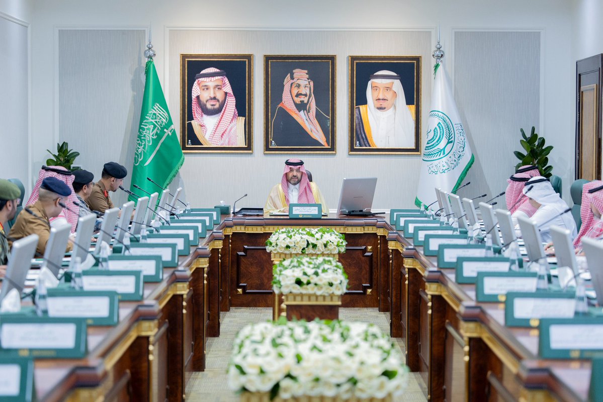 رأس  سمو #الأمير_فيصل_بن_خالد_بن_سلطان #أمير_منطقة_الحدود_الشمالية

في قاعة الاجتماعات بالإمارة اليوم، اجتماعًا لمتابعة استعدادات القطاعات الأمنية والإدارات الحكومية لخدمة الحجاج القادمين عبر منفذ جديدة عرعر الحدودي.
 واطّلع سموه خلال الاجتماع على خطط الجهات المعنية لاستقبال