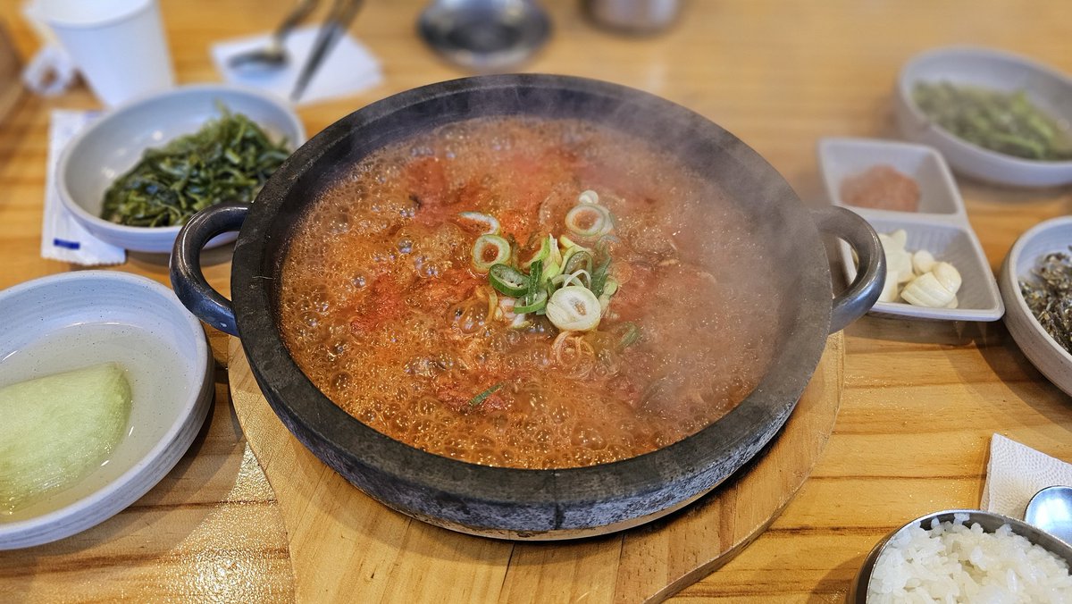 cafencafe's tweet photo. [경기/판교] 서울 멸치쌈밥. 그냥 멸치쌈밥이 뭔지 궁금해서 먹으러 들어감 양념장 맛은 맛있고 쌈채소도 신선해서 좋았음 다만 난 괜찮았는데 같이 먹은 친구는 큰 멸치가 너무 대놓고 들어가 있으니까 비주얼이 약간 좀 맘에 걸린다고 했다 https://t.co/vdDp3jDxvI