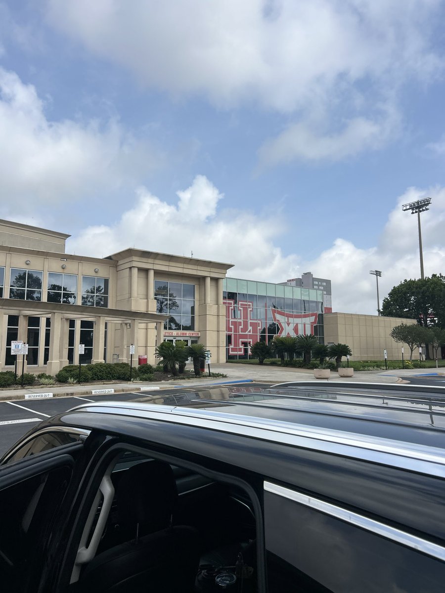 jadeorielle's tweet photo. Thank you Coach Fucci and @UHCougarTF for taking the time this weekend to show me what all UH has to offer! I love everything about this program, Go Coogs! ❤️🐾 #recruit #D1 #UniversityofHouston #Gocoogs #Htown #SpeedCity https://t.co/UJBlZR2WWL