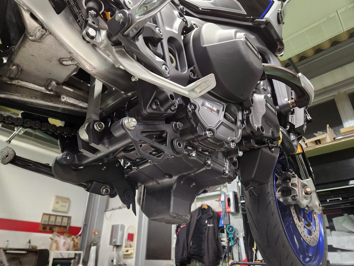 yspshiga's tweet photo. カスタム魂注入っ💉
#MT09SP
#spタダオ パワーボックス
マフラー取付🔧
#車検 対応やけど
エエ音するんよなぁ~
このマフラー✨
純正は相変わらず凄いデザイン👀
下からのアングルなんてこんな時しか見れへんし皆さんどうぞ💫
ほな、お疲れ様ですぅ🥱
#ysp滋賀 #ysp #ヤマハLOVE
#dsoj #mt https://t.co/BrfTM6dXNO