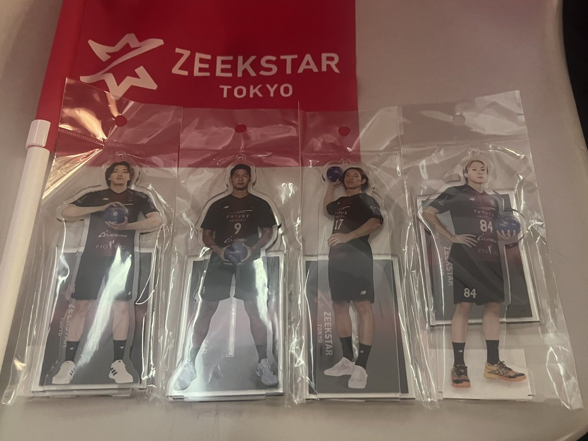 KOko_MVisage's tweet photo. 昨日の #ZEEKSTARTOKYO の観戦は⋯
④人で応援に行って来ました～
#ハンドボール もめっちゃ面白い！！
今回購入グッズは！？
それぞれの応援してる選手
アクリススタンドキーホルダーを即買い(^^)
6 #高橋颯汰 選手
9 #趙顯章 選手
17 #泉本心 選手
84 #柴山裕貴博 選手
#ジークスター東京 https://t.co/R3nRI76ttf