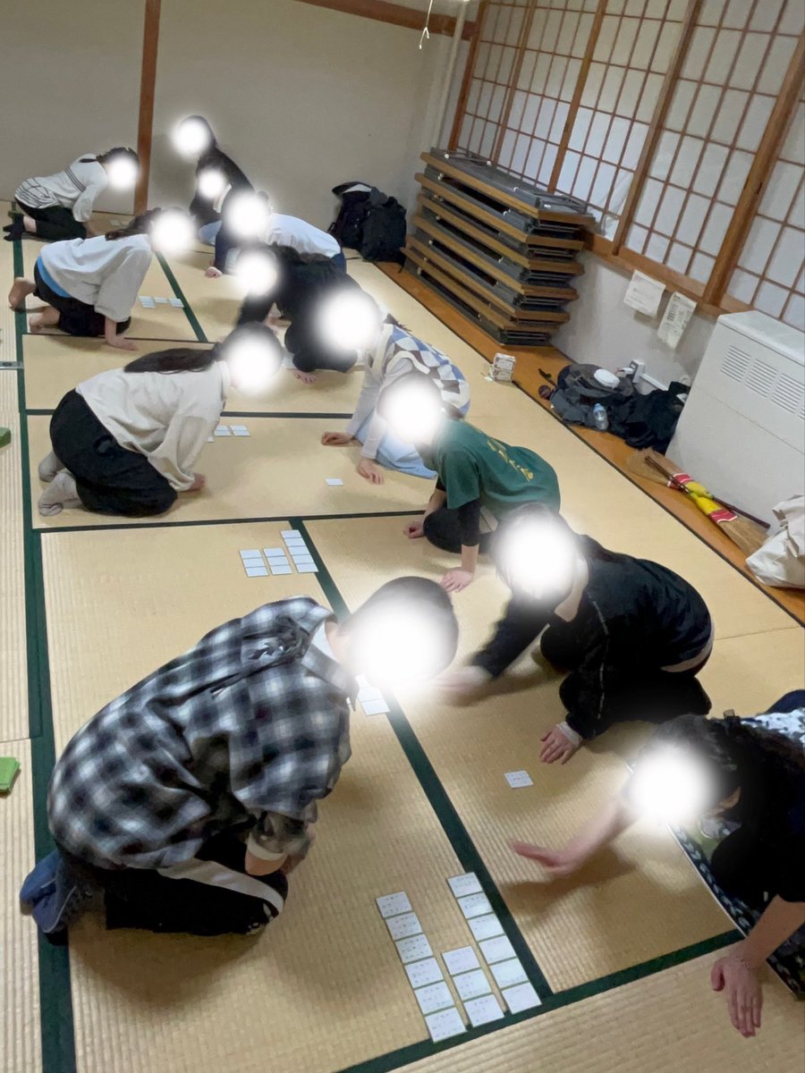 meguriahite4's tweet photo. 先週の新歓の様子です！
親子かるたや、大きい札を使ってチーム戦で試合をしました✨
明日4/27(月)が新歓最終日です！学年・男女問わず見学大歓迎なので、ぜひ来てください！お待ちしています！！ https://t.co/ypPYkSi16n