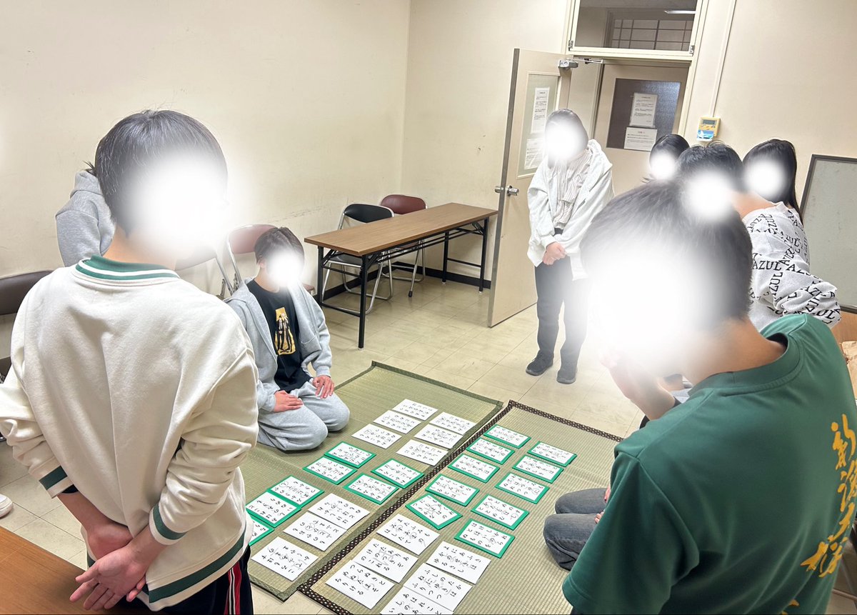 meguriahite4's tweet photo. 先週の新歓の様子です！
親子かるたや、大きい札を使ってチーム戦で試合をしました✨
明日4/27(月)が新歓最終日です！学年・男女問わず見学大歓迎なので、ぜひ来てください！お待ちしています！！ https://t.co/ypPYkSi16n