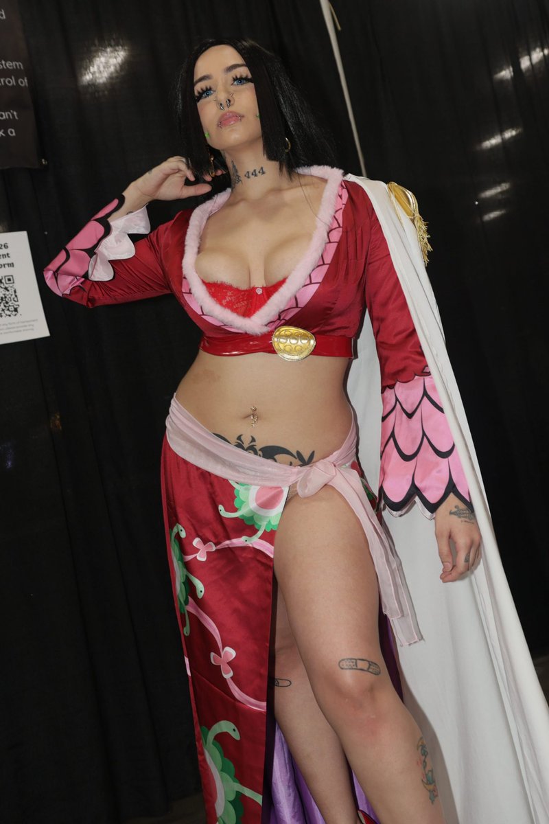strawberrychi4's tweet photo. Me as boa Hancock #ONEPIECE〜 #cosplay https://t.co/tDMLdqr93T