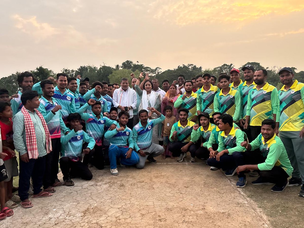 DrLekhaShree's tweet photo. ଆଜି ବାଲେଶ୍ଵର ସଦର ନିର୍ବାଚନ ମଣ୍ଡଳୀ ଅନ୍ତର୍ଗତ ବଇଞ୍ଚା ପଞ୍ଚାୟତ ରେ ଅୟୋଜିତ ପଖରାବାଡ ପ୍ରିମିୟର ଲିଗ୍ କ୍ରିକେଟ ଟୁର୍ଣ୍ଣାମେଣ୍ଟ ର ଫାଇନାଲ୍ ମ୍ୟାଚ୍ ରେ ପୂର୍ବତନ ବିଧାୟକ ସ୍ଵରୂପ କୁମାର ଦାସ ଓ କାଉନ୍ସିଲର ଶ୍ରୀମତୀ ମୀନା ମହାନ୍ତି ଙ୍କ ସହିତ ଯୋଗଦେଇ ଖେଳାଳି ମାନଙ୍କୁ ଉତ୍ସାହିତ କଲୁ l
#PakhrabadPremierLeague
#Baincha
#Balasore