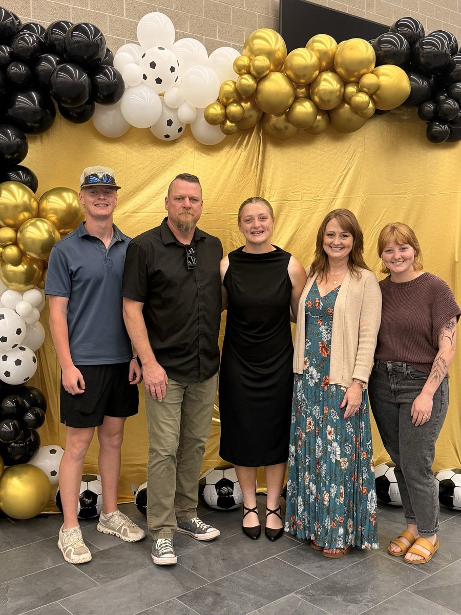 averyowengk's tweet photo. Last ⚽️Banquet. Grateful for all the memories and love from my coaches, team, and people who supported me! 
Varsity MVP, Academic All-District, 1st Team All-District, District 13-6A Goalkeeper of the Year, TASCO 2nd Team All-Region &amp; Academic All-State, THSCA Academic All-State https://t.co/YiFAy2OhBD