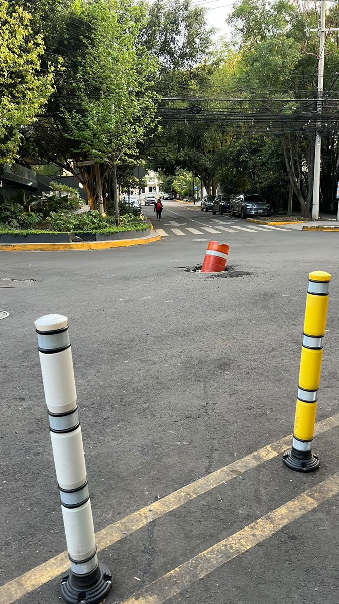 ciudadano_unido's tweet photo. ⁉️⁉️⁉️PELIGRO⁉️⁉️⁉️⁉️Coladera rota y ya se hizo un mega hoyo. En Montes Urales esquina Volcán CP11000 @AlcaldiaMHmx @locatel_mx @MHcesac también en Palmas hay otra mas 
URGE https://t.co/Ow3TIDUrUh