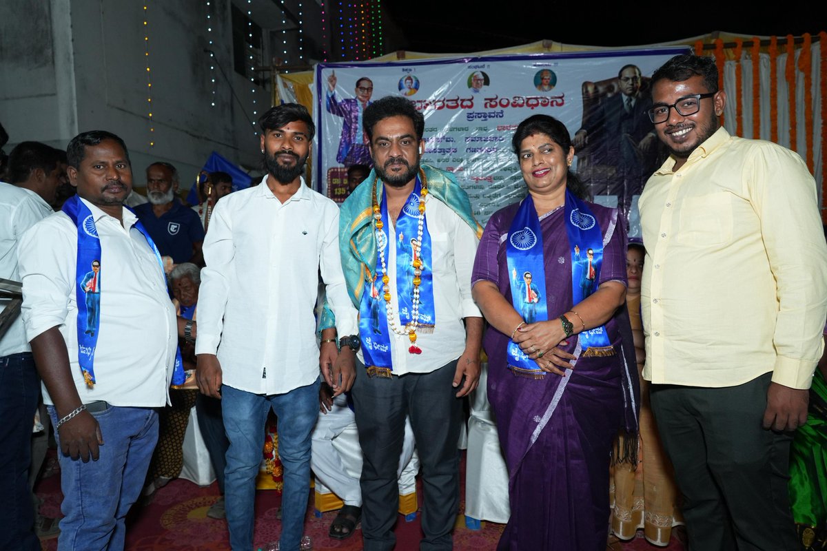anilkumartjinc's tweet photo. ಉತ್ತರಹಳ್ಳಿ ವಾರ್ಡ್‌ನ 49 ಭುವನೇಶ್ವರಿ ನಗರದಲ್ಲಿ ಜೈ ಭೀಮ್ ಸಂಘದ ವತಿಯಿಂದ ಆಯೋಜಿಸಲಾದ ಡಾ. ಬಿ.ಆರ್. ಅಂಬೇಡ್ಕರ್ ಅವರ ಜನ್ಮದಿನದ ಅಂಗವಾಗಿ, ಹಲವಾರು ಕಾಂಗ್ರೆಸ್ ಮುಖಂಡರು  ಭಾಗಿಯಾಗಿದ್ದೇವೆ. 💐💐💐
 ನನ್ನ ವತಿಯಿಂದ ಹಾಜರಿದ್ದ ನನ್ನ ಎಲ್ಲ ತಾಯಂದಿರು ಹಾಗೂ ಅಕ್ಕಂದಿರಿಗೆ ಸೀರೆಗಳನ್ನು ವಿತರಿಸಿದ ಕ್ಷಣ. https://t.co/RdfpZRx7g8
