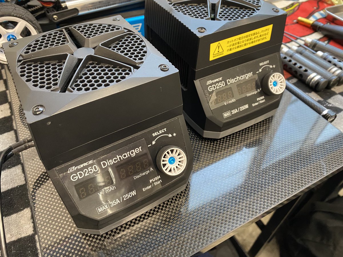 wakiwakidesign's tweet image. タミヤリフェの放電器…
調整のダイヤルが外れやすて…
何か無いかなと色々考えてた時にミニッツのタイヤがシンデレラフィット𛰙᭜𖫴𖫰𖫱𖫳𖫲𖫲𖫳𖫴𖫰𖫱꛰ ᭜𖫴𖫰𖫱𖫳𖫲𖫲𖫳𖫴𖫰𖫱꛰ಣ
ちょっと加工して無事装着かっこよくなりました！
 #G-FORCE
 #タミチャレ
 #ラジコン
 #BOYHOOD
 #ミニッツ
