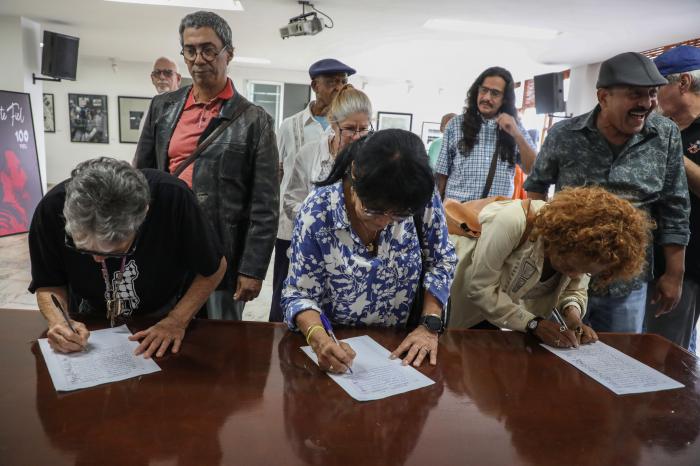 ✍️🇨🇺| La firma por la Patria, también de la cultura cubana.

📌 Intelectuales cubanos se reunieron este viernes en la sede de la Unión de Escritores y Artistas de Cuba como parte de la convocatoria «Mi firma por la Patria».
