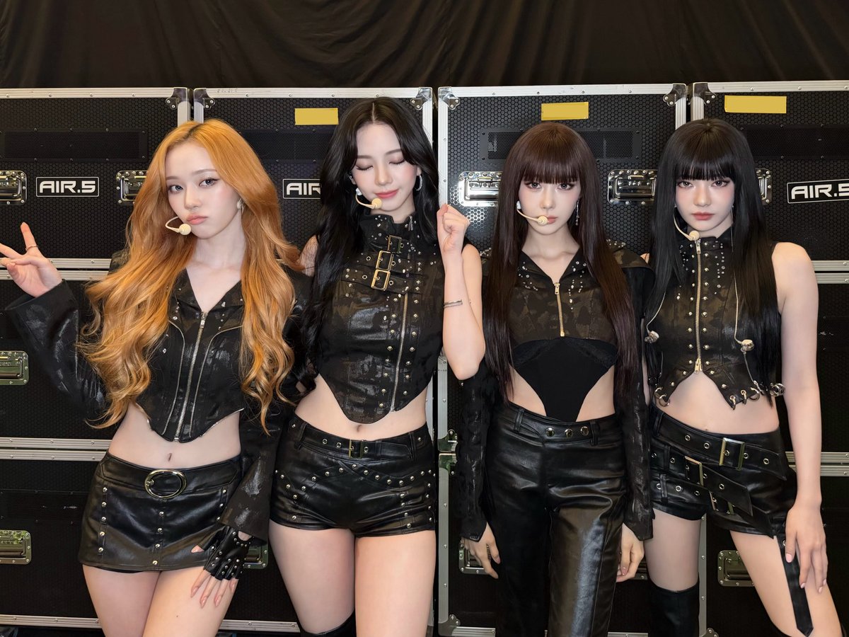 Ioeneliest's tweet photo. they really are two girlfriends in one group 🤭 https://t.co/gkHVcSH5xZ