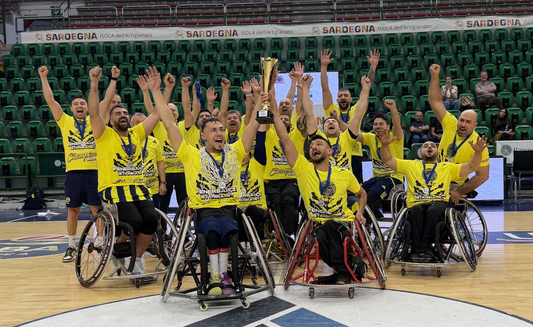 souvess's tweet photo. 🏆 Fenerbahçe bir hafta arayla Galatasaray'ı yenerek basketbolda iki Avrupa kupasının sahibi oldu. https://t.co/RyBsk9ehGV