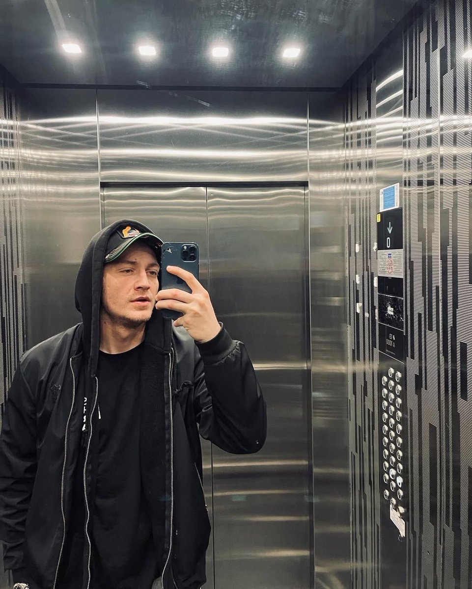 demlifurtuna's tweet image. Kasma | #isfad #au

İsmail rastgele çektiği bir fotoğrafın hayatını tamamen değiştireceğini tahmin bile edemezdi. Oysa o sadece kamerasının arkasına saklanıp dünyanın “kasmadan” yaşanabileceğini düşünüyordu.

Fadime ise hayata karşı hep temkinliydi ve bu çok yakında değişecekti.