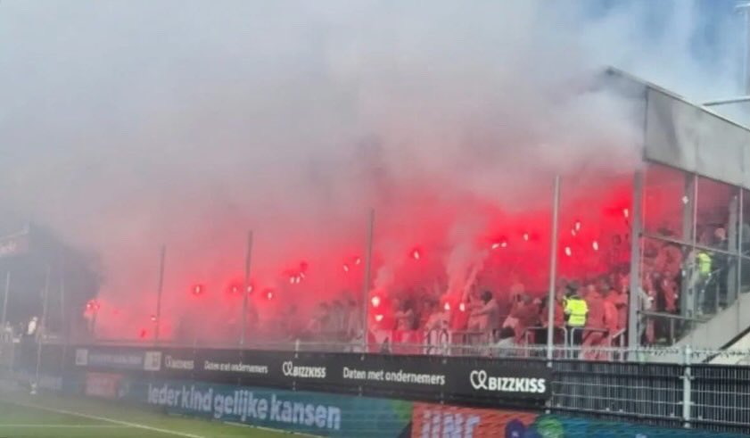 UltrasNed26's tweet image. #FCUtrecht supporters vanmiddag tegen #Excelsior met een heerlijke #pyro #ultras #excutr