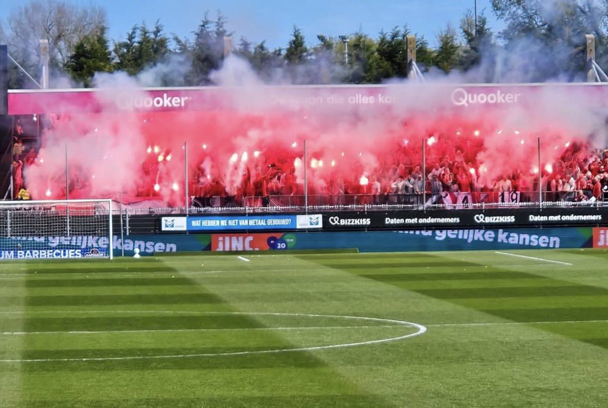 UltrasNed26's tweet image. #FCUtrecht supporters vanmiddag tegen #Excelsior met een heerlijke #pyro #ultras #excutr
