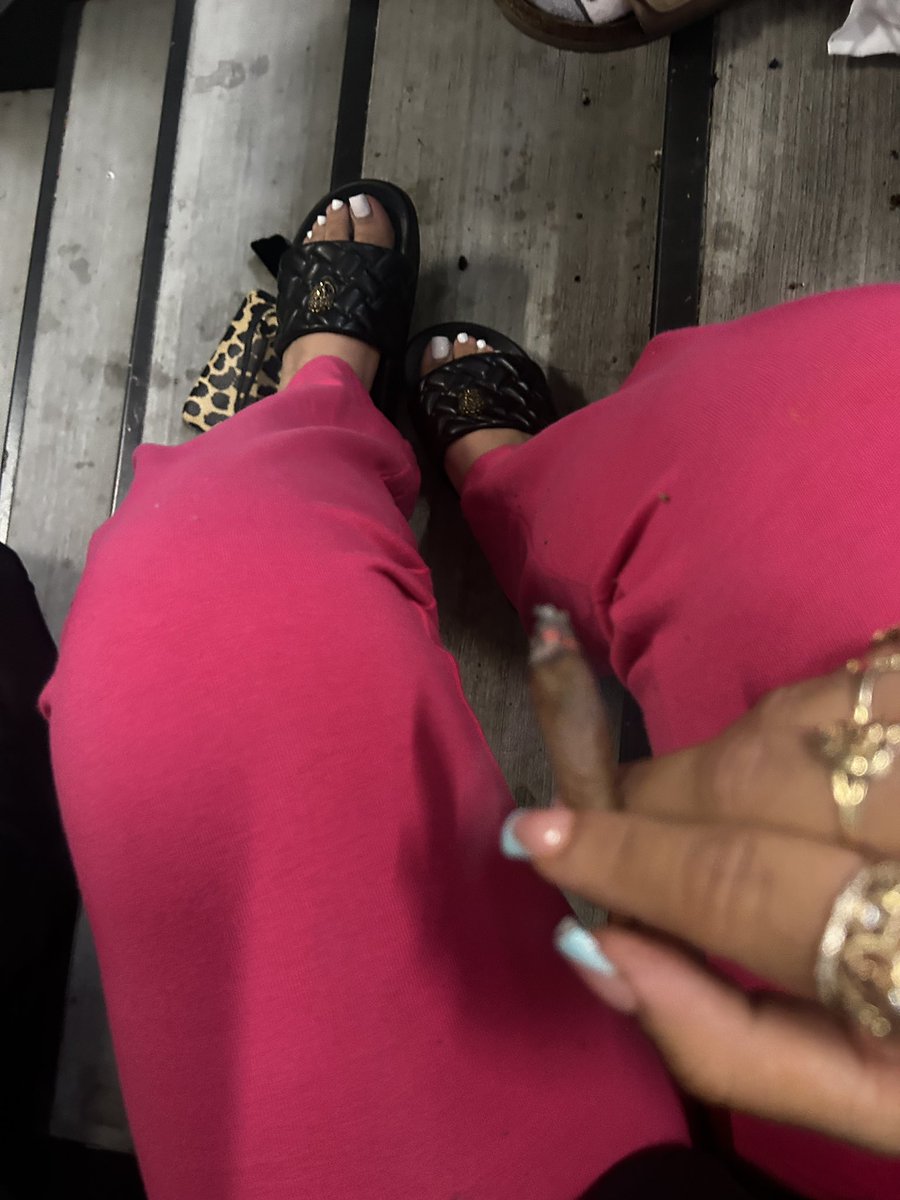 tetasalv's tweet image. lowkey tryna hit the takes 🤔🤔🤔 #la #whitetoes #latina