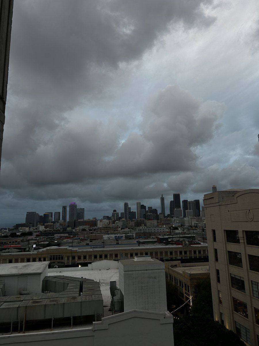 tetasalv's tweet image. lowkey tryna hit the takes 🤔🤔🤔 #la #whitetoes #latina