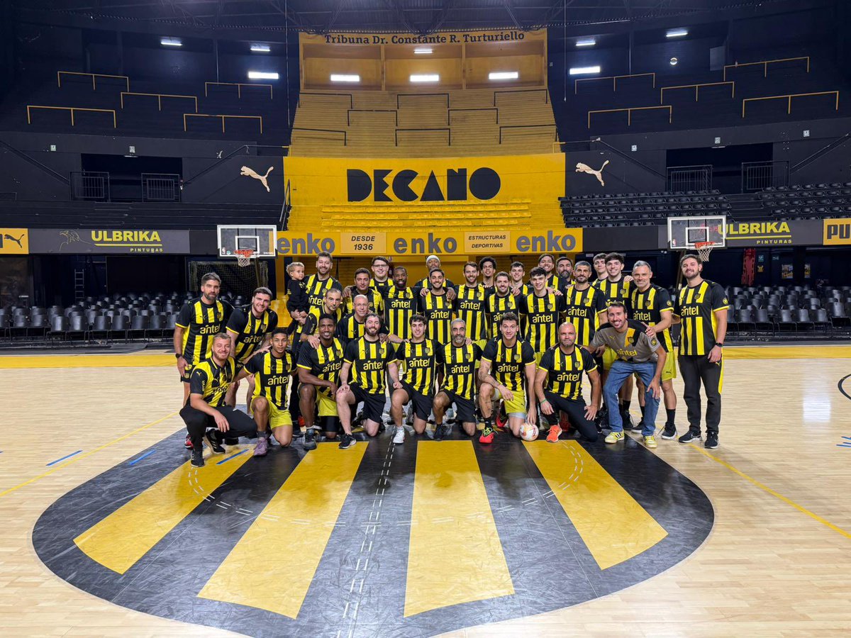 BasketCAPuy's tweet photo. Los clásicos se ganan.

Esta mañana, el plantel y cuerpo técnico recibieron como obsequio una camiseta de juego del plantel de fútbol.

Club Atlético Peñarol. Todos juntos. 💛🖤 https://t.co/YEUDhmCiTS
